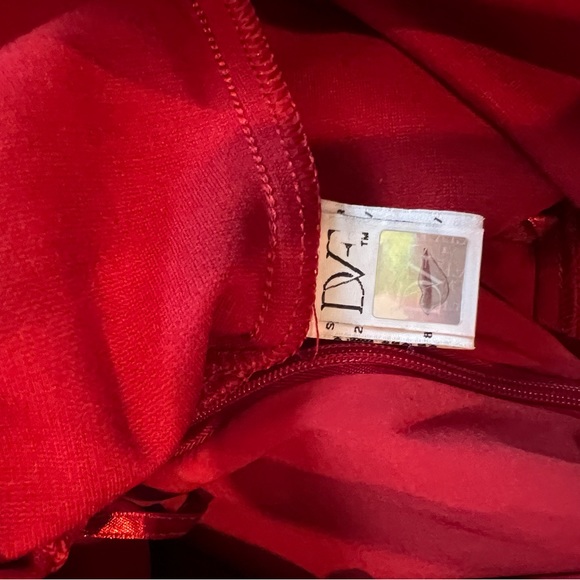 This DVF dress is an amazing - pill is pictured and on the back of the d… - Picture 7 of 7